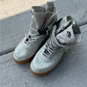 Nike Sneakers in Cream and Tan